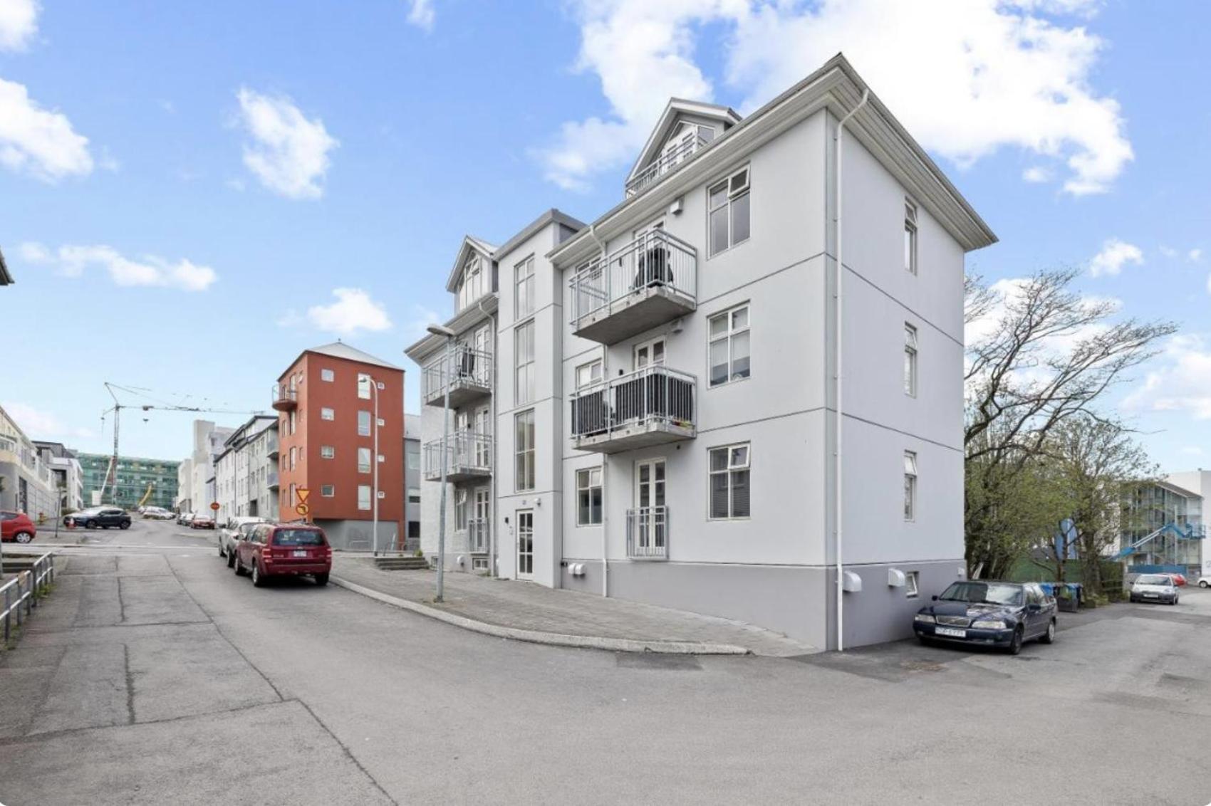 Cheerful Down Town Apartment Reykjavík Buitenkant foto