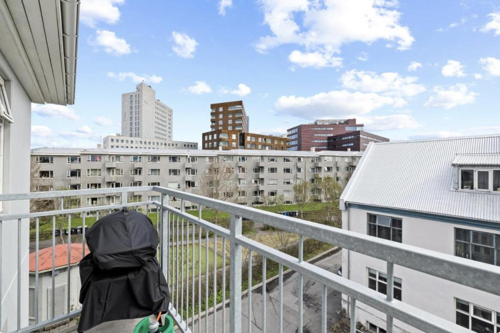 Cheerful Down Town Apartment Reykjavík Buitenkant foto
